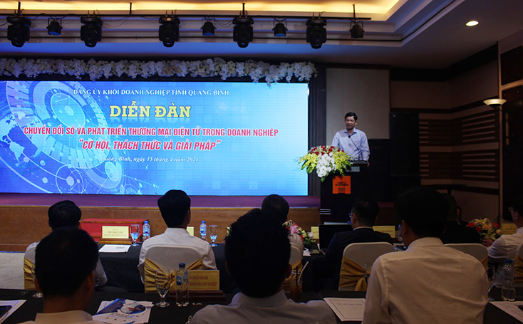 Đồng chí Hồ An Phong, Tỉnh ủy viên, Phó Chủ tịch UBND tỉnh phát biểu tại diễn đàn.