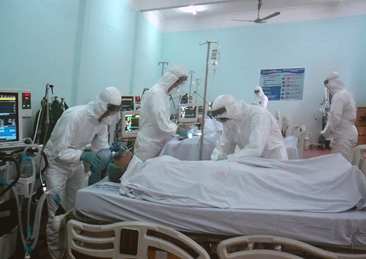 Triển khai bệnh viện dã chiến trong diễn tập phòng, chống dịch Covid-19 năm 2020. Ảnh: VĂN CHIỂN. 