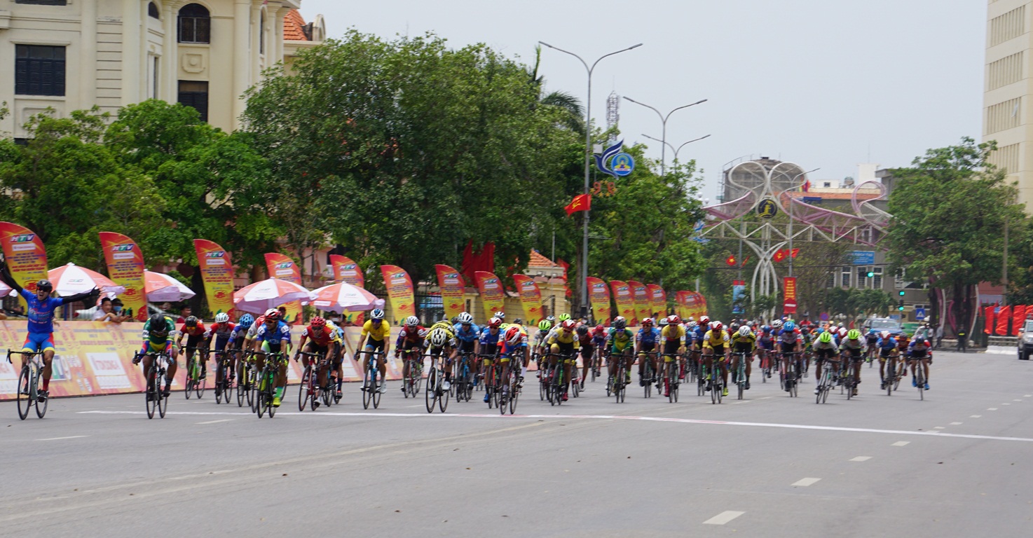 : Đoàn đua cán đích chặng thứ 9 tại Quảng trường Hồ Chí Minh (TP.Đồng Hới)
