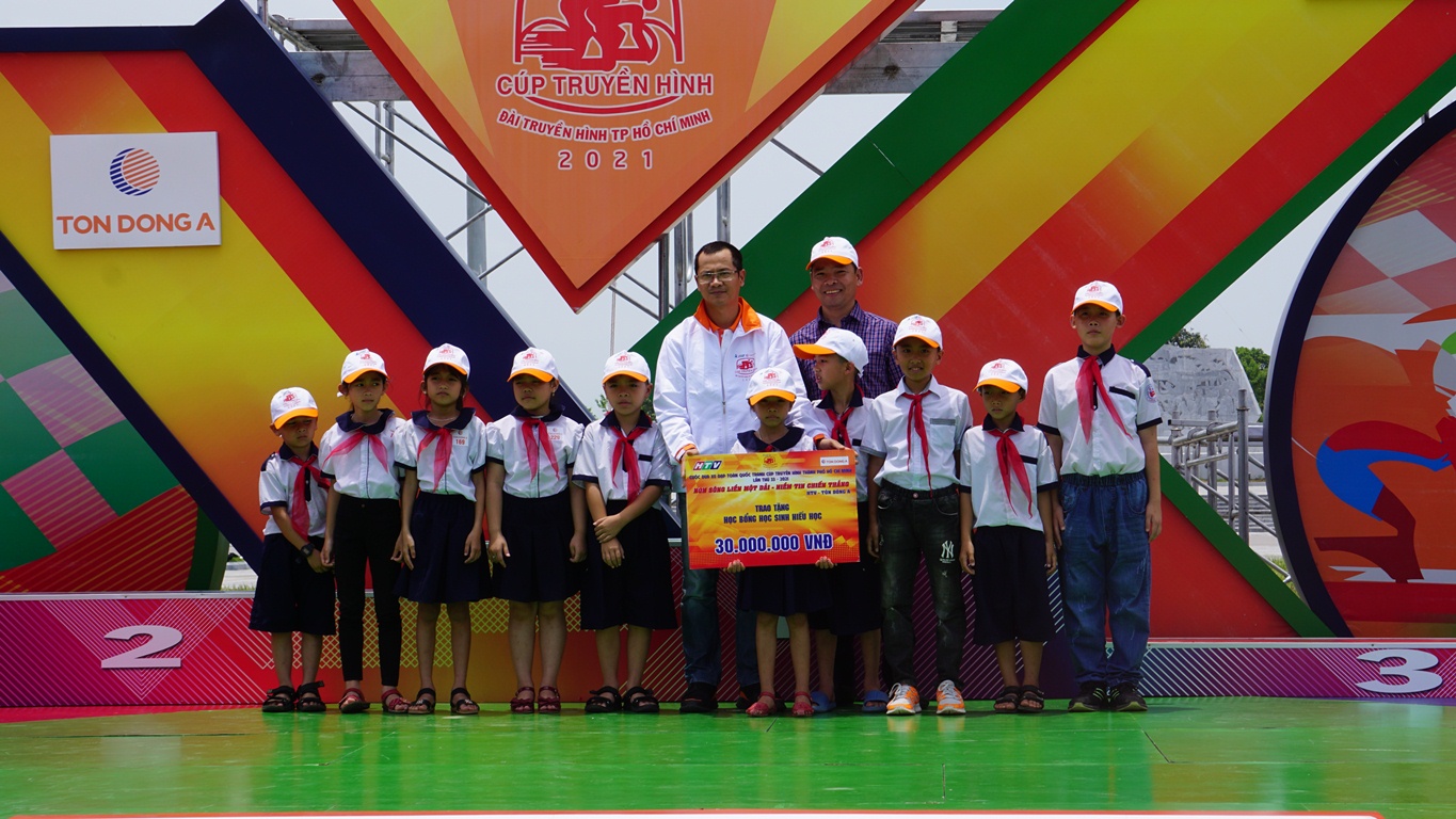 Đoàn đua trao tặng 30 suất học bổng cho trẻ em nghèo hiếu học ở xã Đồng Hóa (Tuyên Hóa).