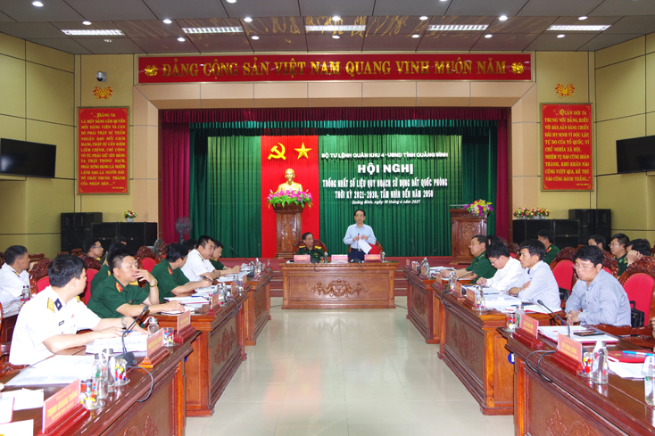 Đồng chí Phan Mạnh Hùng, Tỉnh ủy viên, Phó chủ tịch UBND tỉnh phát biểu tại hội nghị. 