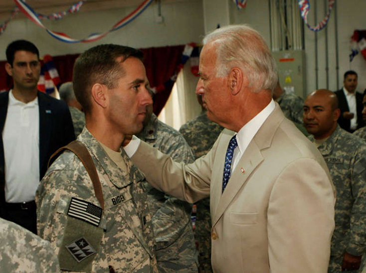 Ông Joe Biden khi giữ chức Phó Tổng thống đến thăm con trai Beau đang thực hiện nghĩa vụ ở Iraq năm 2009. Ảnh: AFP