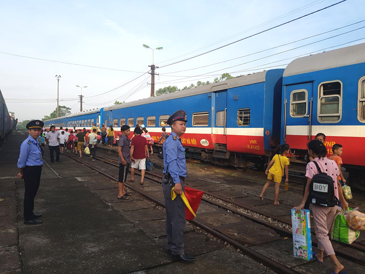 Đường sắt tăng hàng loạt tàu khách đi Đà Nẵng.