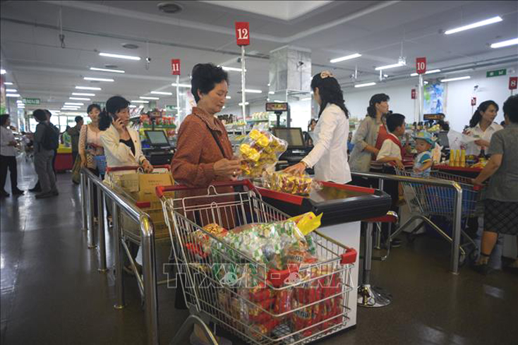 Người dân mua hàng hóa trong siêu thị tại Bình Nhưỡng, Triều Tiên. Ảnh tư liệu: AFP/TTXVN