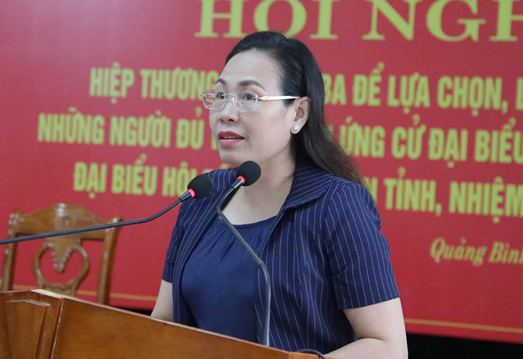 Đồng chí Chủ tịch Ủy ban MTTQVN tỉnh, Phó Chủ tịch UBBC tỉnh Phạm Thị Hân phát biểu tại hội nghị.
