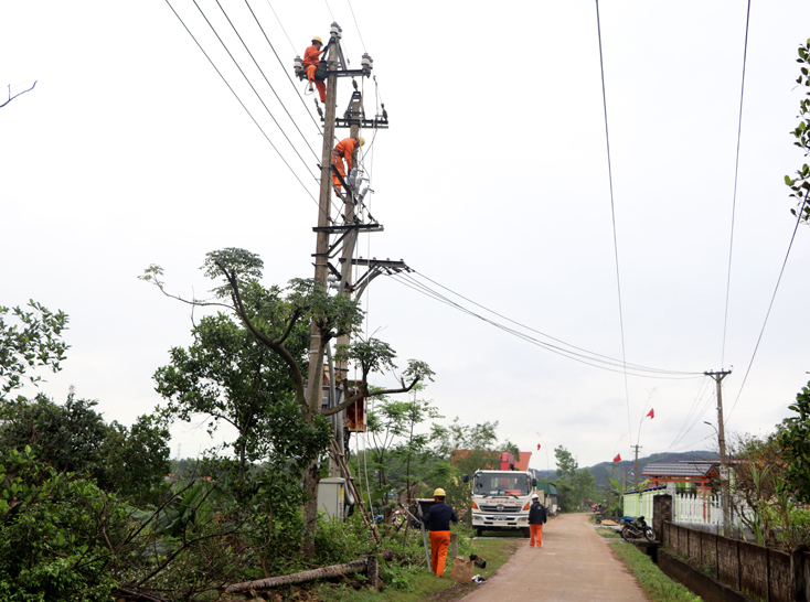 Công nhân PC Quảng Bình kiểm tra, sửa chữa hệ thống lưới điện bảo đảm cấp điện ổn định dịp nghỉ lễ 30-4 và 1-5.