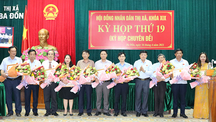 10 cá nhân được trao giấy khen tại kỳ họp tổng kết nhiệm kỳ 2016-2021, khóa XIX, HĐND thị xã Ba Đồn