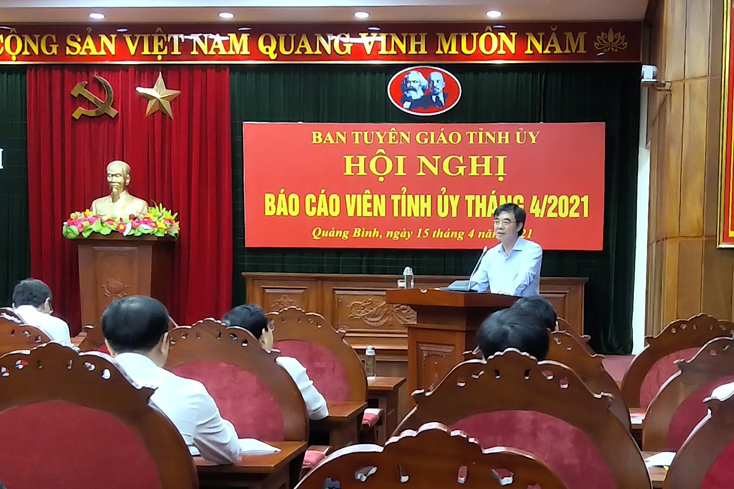 Đồng chí Trưởng ban Nội chính Tỉnh ủy Nguyễn Lương Bình trao đổi về công tác nội chính và PCTN tại Hội nghị báo cáo viên Tỉnh ủy tháng 4-2021