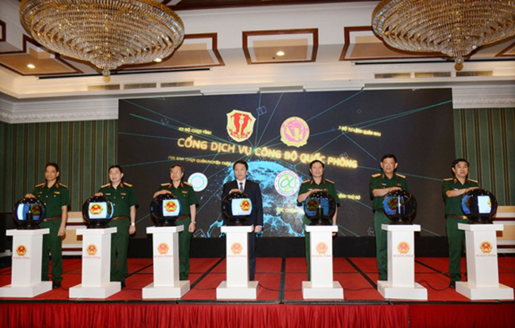 Thượng tướng Nguyễn Tân Cương và các đại biểu thực hiện nghi thức khai trương Cổng dịch vụ công BQP. 