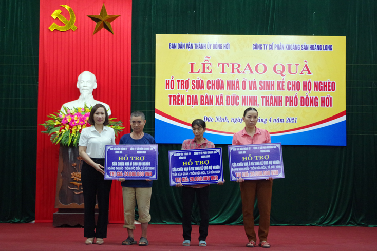 Đồng chí Nguyễn Thị Nguyên, Trưởng Ban Dân vận Thành ủy Đồng Hới trao hỗ trợ sửa chữa nhà ở và sinh kế cho 3 hộ nghèo.