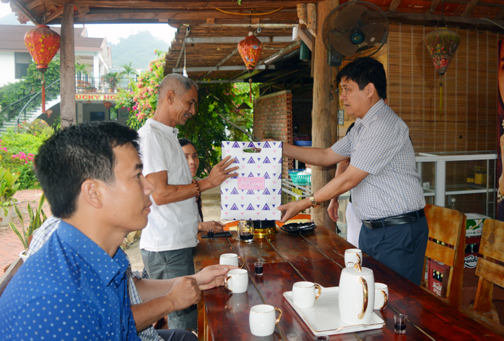 Bí thư Huyện ủy Bố Trạch Lê Công Toán tặng quà động viên một số cơ sở lưu trú trên địa bàn thị trấn.
