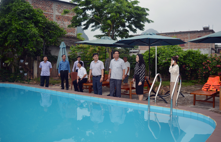 Các đồng chí trong đoàn công tác đến thăm một số cơ sở lưu trú với mô hình homestay trên địa bàn thị trấn.