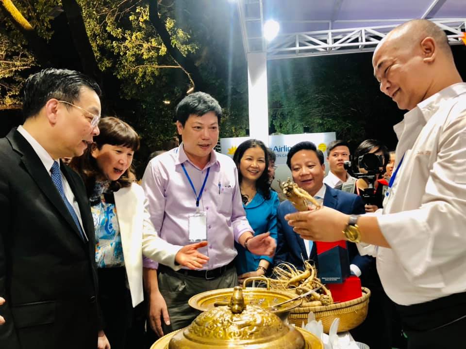 Đồng chí Chu Ngọc Anh, Chủ tịch UBND TP. Hà Nội thăm gian hàng của ngành du lịch Quảng Bình.