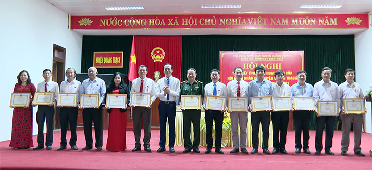 Đồng chí Nguyễn Xuân Đạt, Bí thư Huyện ủy Quảng Trạch trao giấy khen cho các tập thể có thành tích xuất sắc trong hoạt động HĐND huyện nhiệm kỳ 2016-2021