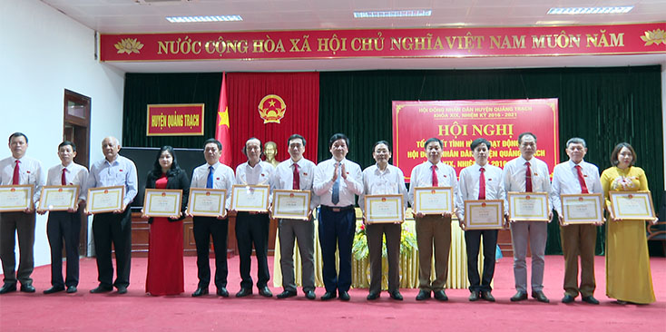 Đồng chí Phan Văn Thanh, Phó Bí thư Huyện ủy, Chủ tịch UBND huyện trao giấy khen cho các cá nhân có thành tích xuất sắc trong hoạt động HĐND huyện nhiệm kỳ 2016-2021