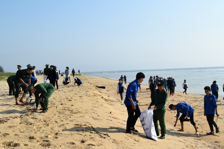 oàn viên, thanh niên thu gom rác tại bãi biển Nhật Lệ.