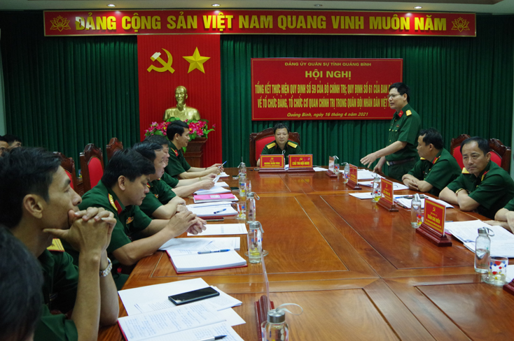 Đại tá Lê Văn Vỹ, Ủy viên Ban Thường vụ Tỉnh ủy, Chỉ huy trưởng Bộ CHQS tỉnh phát biểu tại hội nghị.
