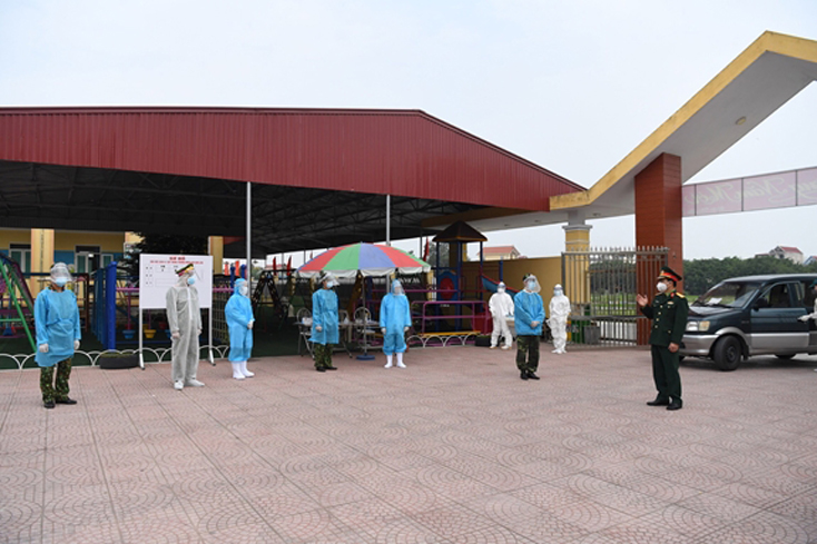 Lãnh đạo Bộ CHQS tỉnh Hải Dương kiểm tra và quán triệt nhiệm vụ cho cán bộ, nhân viên y tế phục vụ tại khu cách ly Trường Tiểu học Kim Liên (Kim Thành). Ảnh: PHÚ SƠN