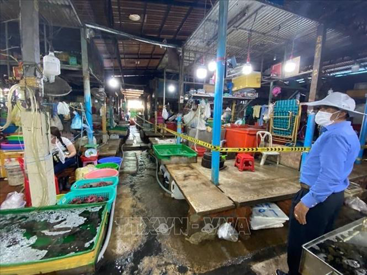 Lực lượng chức năng phong tỏa khu chợ Phsar Leu ở thành phố Preah Sihanouk.
