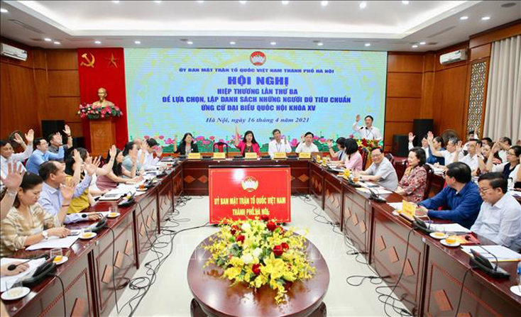 Ngày 16-4-2021, Ủy ban Mặt trận Tổ quốc Việt Nam thành phố Hà Nội đã tổ chức Hội nghị hiệp thương lần thứ ba để lựa chọn, lập danh sách những người đủ tiêu chuẩn ứng cử đại biểu Quốc hội khóa XV. Ảnh: Nguyễn Thắng/TTXVN