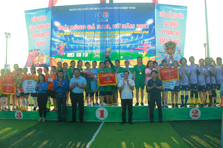 Ban tổ chức trao cup vô địch và giải Nhì, Ba cho các đội bóng nữ.