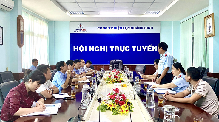 Đoàn Thanh tra của Sở KH-CN kiểm tra chuyên ngành về đo lường tại PC Quảng Bình.