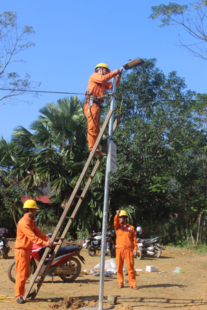 Công nhân PC Quảng Bình cố định điểm cột gắn thiết bị đo. 