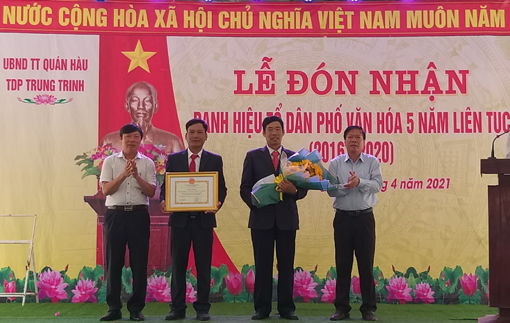 Lãnh đạo huyện Quảng Ninh trao danh hiệu  "Tổ dân phố văn hóa 5 năm liên tục giai đoạn 2016-2020 " cho TDP Trung Trinh.