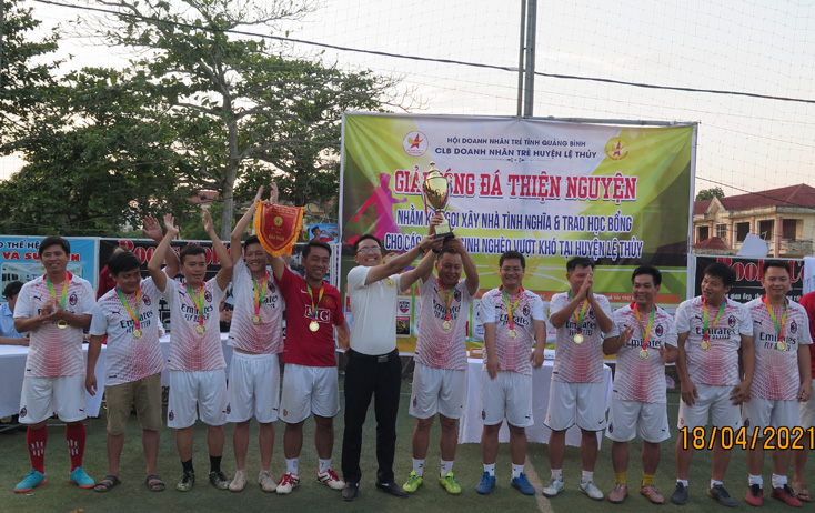 Ban tổ chức trao giải nhất môn bóng đá nam cho đội FC 8x+
