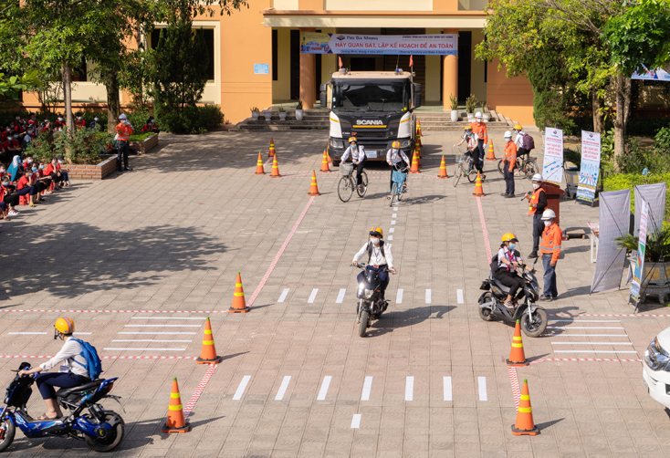 Hướng dẫn học sinh các kỹ năng cần thiết để đảm bảo an toàn khi tham gia giao thông.
