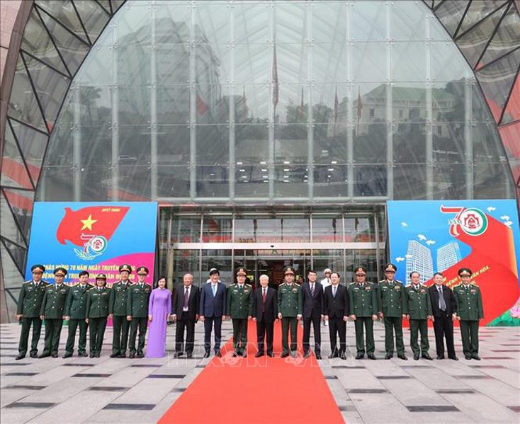 Tổng Bí thư Nguyễn Phú Trọng, Bí thư Quân ủy Trung ương với các đồng chí đại biểu và lãnh đạo, chỉ huy Bệnh viện Trung ương Quân đội 108. Ảnh: Trí Dũng/TTXVN