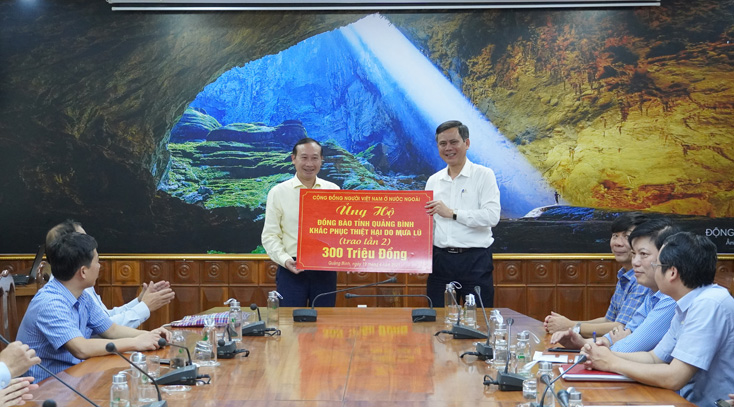 Đại sứ Nguyễn Văn Thảo đã trao số tiền 300 triệu đồng cho tỉnh để ủng hộ bà con vùng lũ trong trận lũ lịch sử tháng 10-2020 trên địa bàn tỉnh.