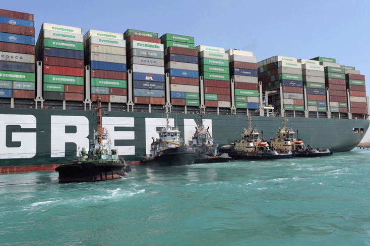 Tàu Ever Given chở theo khoảng 18.000 container hàng hóa. Ảnh: THX/TTXVN