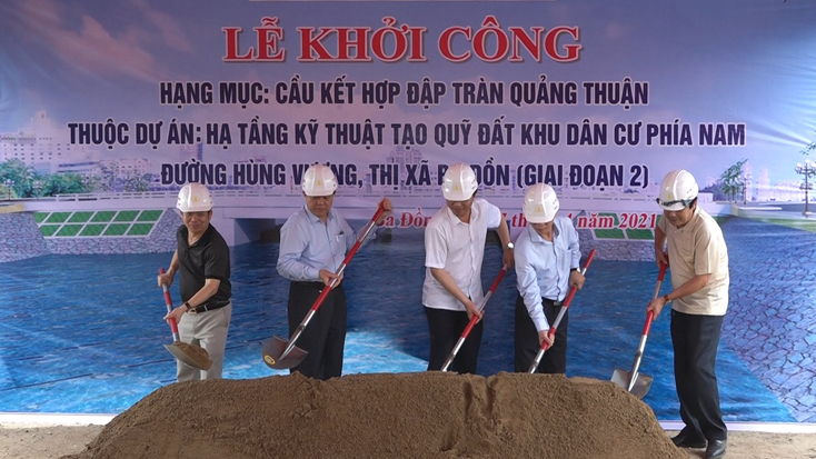 Đồng chí Bí thư Thị ủy Ba Đồn Trương An Ninh cùng các đại biểu khởi công dự án.