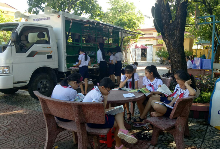 Thông qua hoạt động thư viện lưu động, học sinh ở các trường học được tiếp cận với nhiều loại sách phong phú.