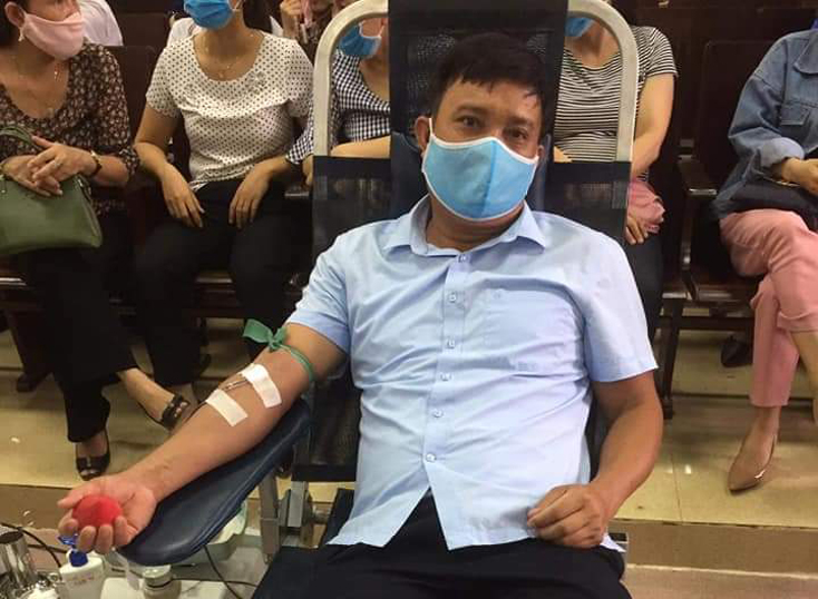  Anh Hoàng Văn Tiến tham gia hiến máu trong “Ngày hội HMTN” đợt 1 năm 2021 của huyện Quảng Ninh.