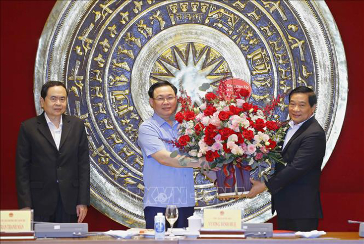 Chủ tịch Hội đồng Dân tộc của Quốc hội Hà Ngọc Chiến tặng hoa chúc mừng Chủ tịch Quốc hội Vương Đình Huệ. Ảnh: Doãn Tấn/TTXVN