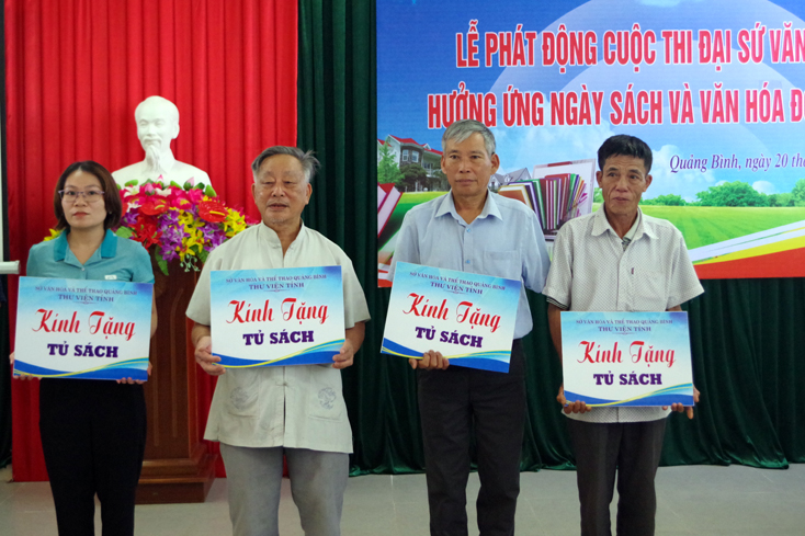 Trao tặng tủ sách cơ sở cho các thôn, dòng họ nhằm thúc đẩy phong trào đọc sách trong cộng đồng.