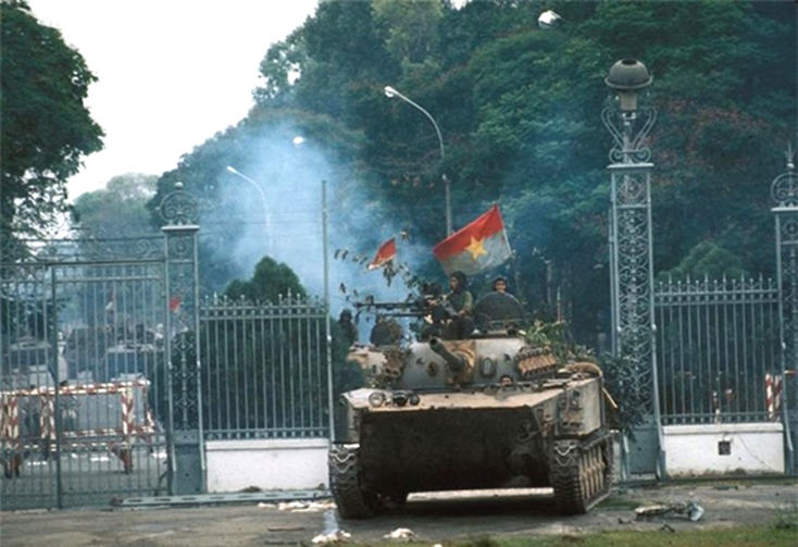 Xe tăng của Trung đoàn 203 (nay là Lữ đoàn Xe tăng 203, Quân đoàn 2) tiến vào Dinh Độc Lập trưa 30-4-1975. Ảnh tư liệu 