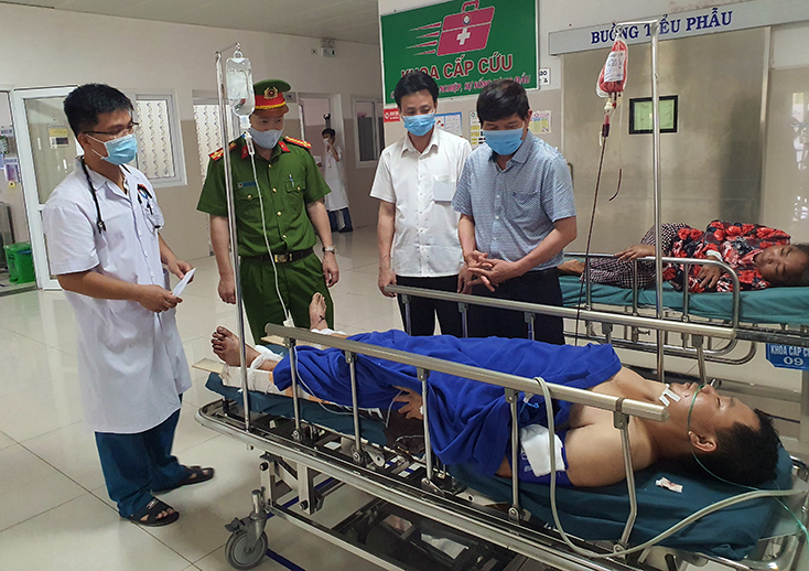 Đại diện lãnh đạo Ban ATGT tỉnh thăm hỏi, hỗ trợ anh Phùng Thế Nhân, hiện đang được cấp cứu tại Bệnh viện hữu nghị Việt Nam - Cu Ba Đồng Hới     