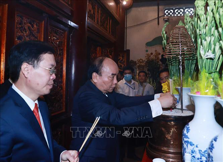 Chủ tịch nước Nguyễn Xuân Phúc và các đồng chí lãnh đạo Đảng, Nhà nước dâng hương tại hậu cung đền Thượng. Ảnh: Thống Nhất/TTXVN