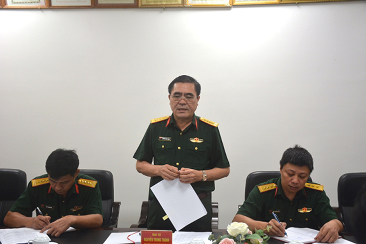  Đại tá Nguyễn Trung Thành trao đổi với đoàn kiểm tra, giám sát.