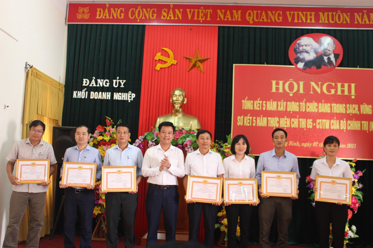 Đồng chí Trần Quốc Tuấn trao giấy khen cho các tập thể cho các tập thể có thành tích xuất sắc trong việc học tập và làm theo tư tưởng, đạo đức, phong cách Hồ Chí Minh.