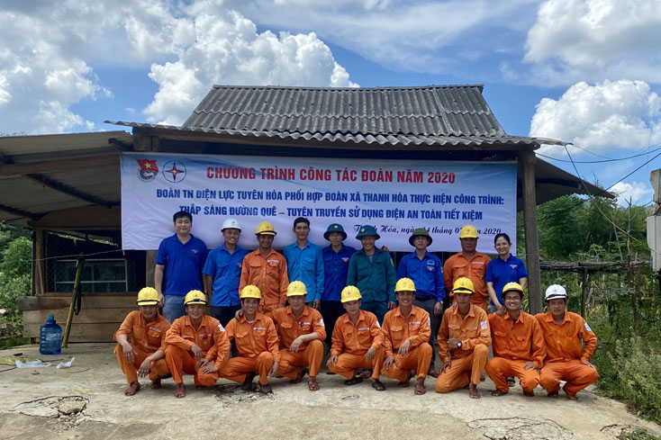 Lực lượng đoàn viên Công ty PC Quảng Bình tuyên truyền tiết kiệm điện và trao công trình thắp sáng đường quê tại xã Thanh Hóa (huyện Tuyên Hóa). 