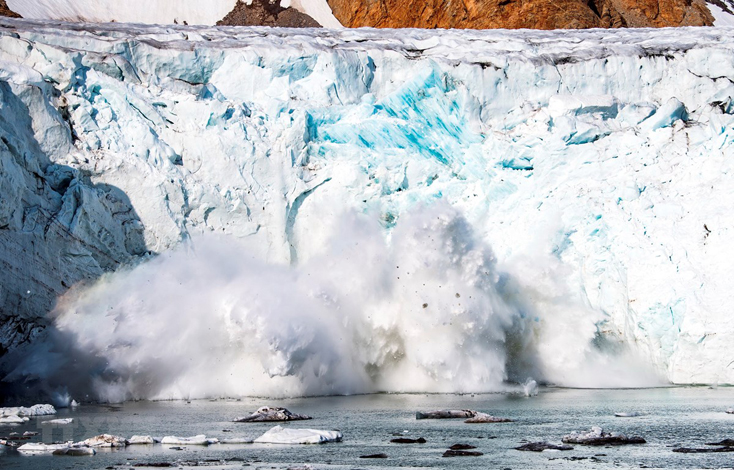 Băng lở tại sông băng Apusiajik ở gần Kulusuk, Greenland. Ảnh: AFP/TXVN