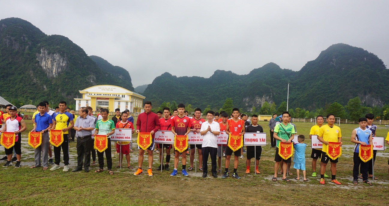 Ban tổ chức trao cờ lưu niệm cho các đoàn tham gia các giải đấu thể thao tại Hội rằm tháng ba 2021.