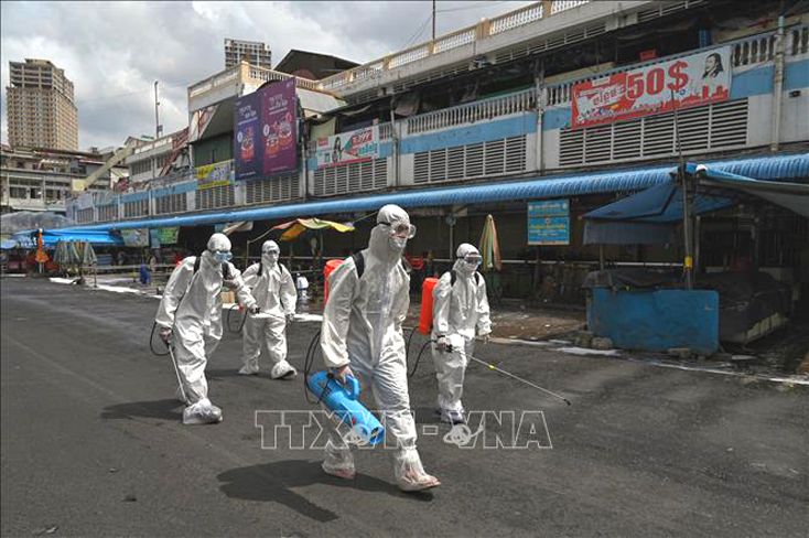 Phun thuốc khử trùng nhằm ngăn chặn sự lây lan của COVID-19 tại Phnom Penh, Campuchia. Ảnh: AFP/TTXVN