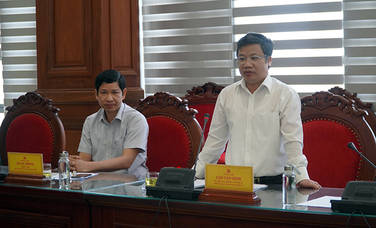 Đồng chí Cao Văn Định, Ủy viên Ban Thường vụ Tỉnh ủy, Trưởng ban Tuyên giáo Tỉnh ủy phát biểu tại hội nghị.