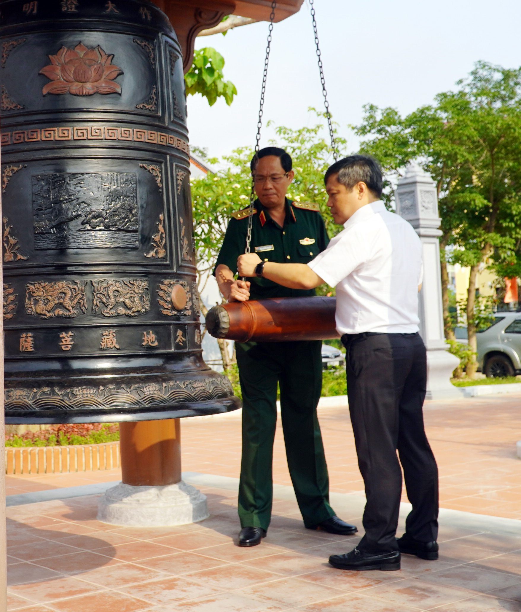 Thượng tướng Trần Quang Phương và đồng chí Bí thư Tỉnh ủy Vũ Đại Thắng thỉnh chuông tại Đền thờ Bác Hồ và các anh hùng liệt sỹ. 