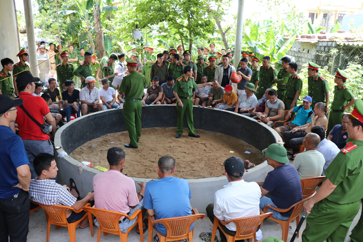 Các đối tượng tham gia đánh bạc tại xới gà tại quán cà phê Giáp, ở xã Đức Ninh, TP. Đồng Hới.